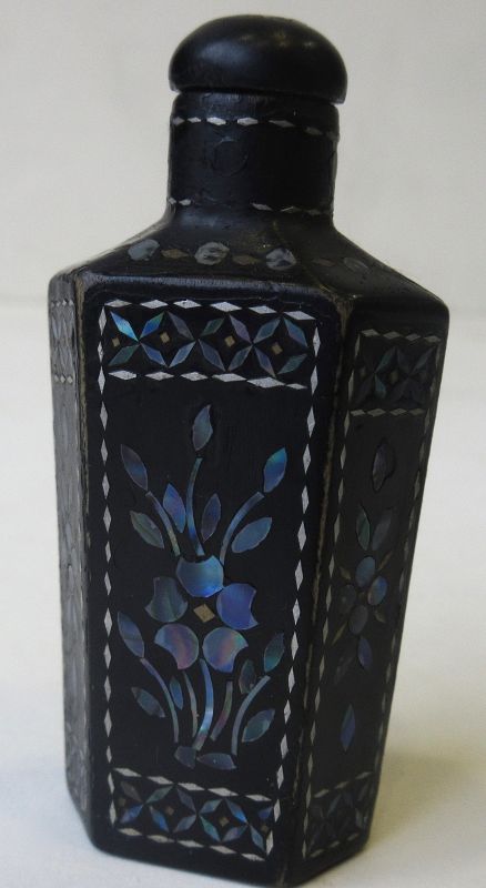 Chinese Pair of Lacquer Burgaute Inlay Snuff Bottles - Zentner Collection